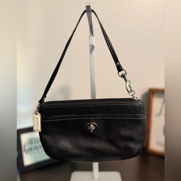 Coach Park Black Pebbled Leather Turn Lock Women's Wristlet - Picture 1 of 7